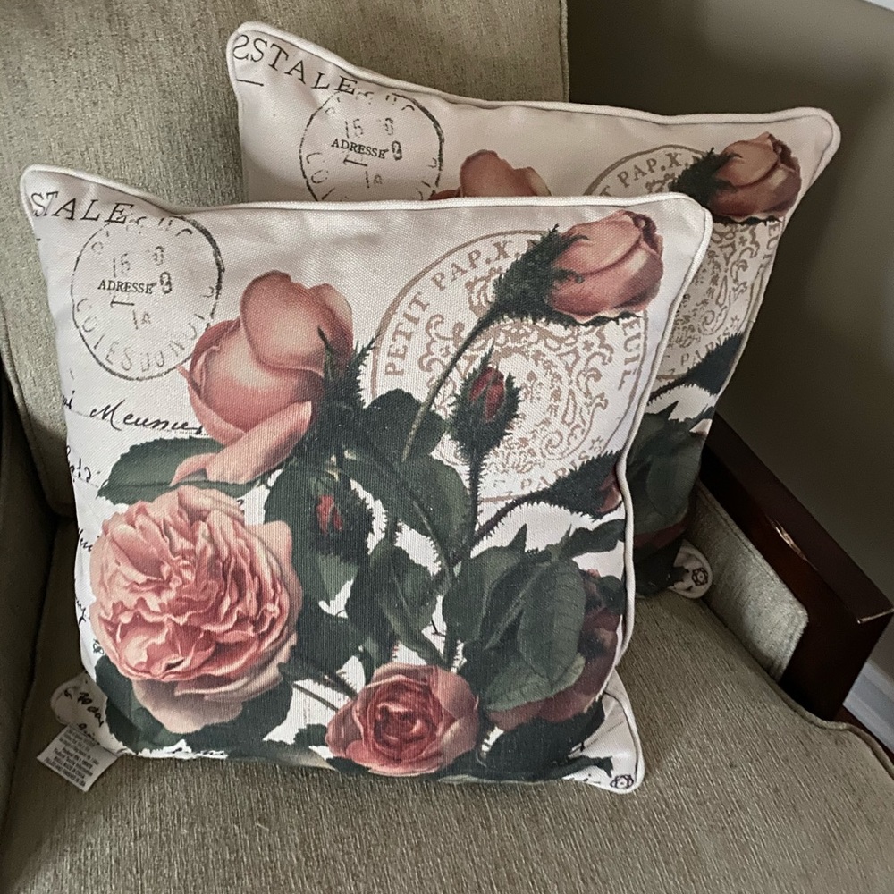 Set of 2- pillows 🌸🌸🌸🌼